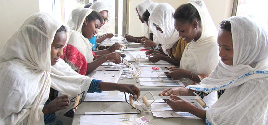 Mujeres en riesgo de exclusión social  de Etiopia confeccionando pulseras Dkary